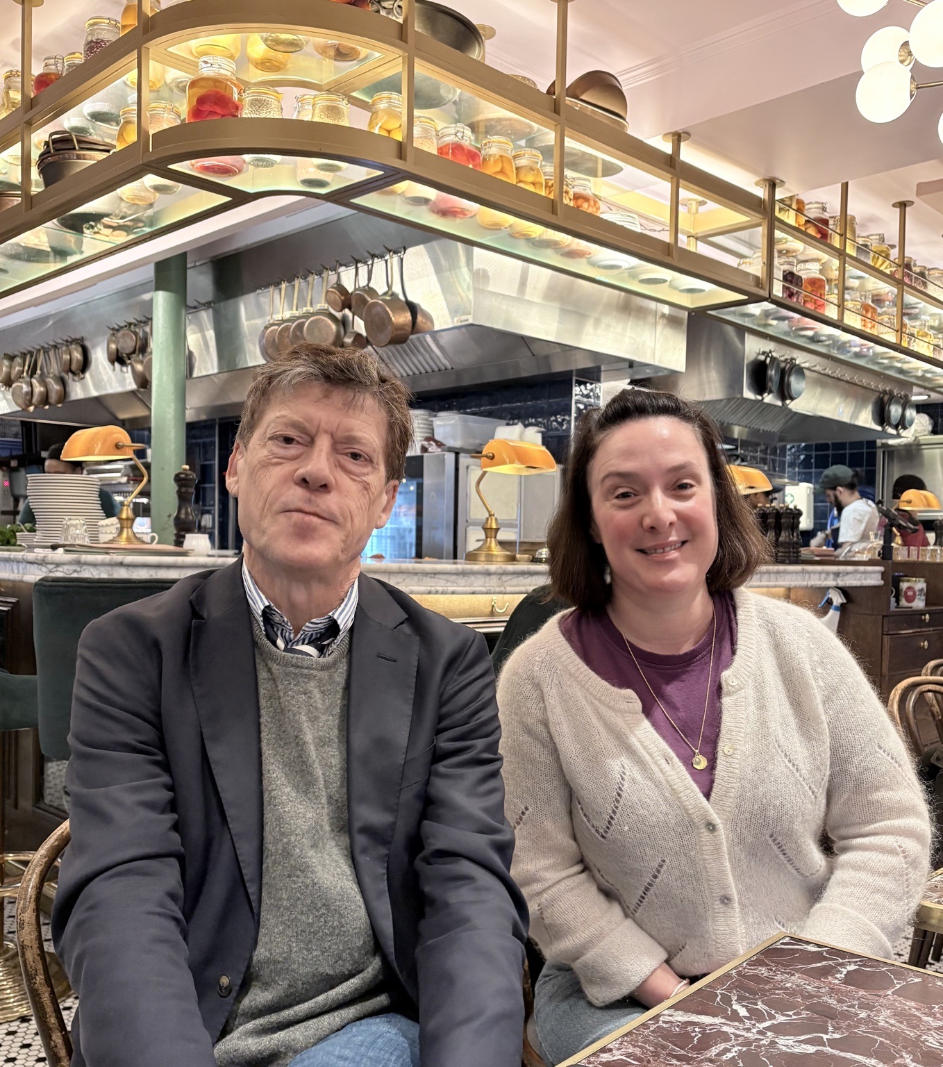 Laurent Alexandre et Caroline Dehaye assis dans un café après leur entretien